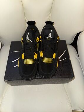 Nike Jordan 4 Retro 'Thunder' Men's Sneakers - Black/Yellow